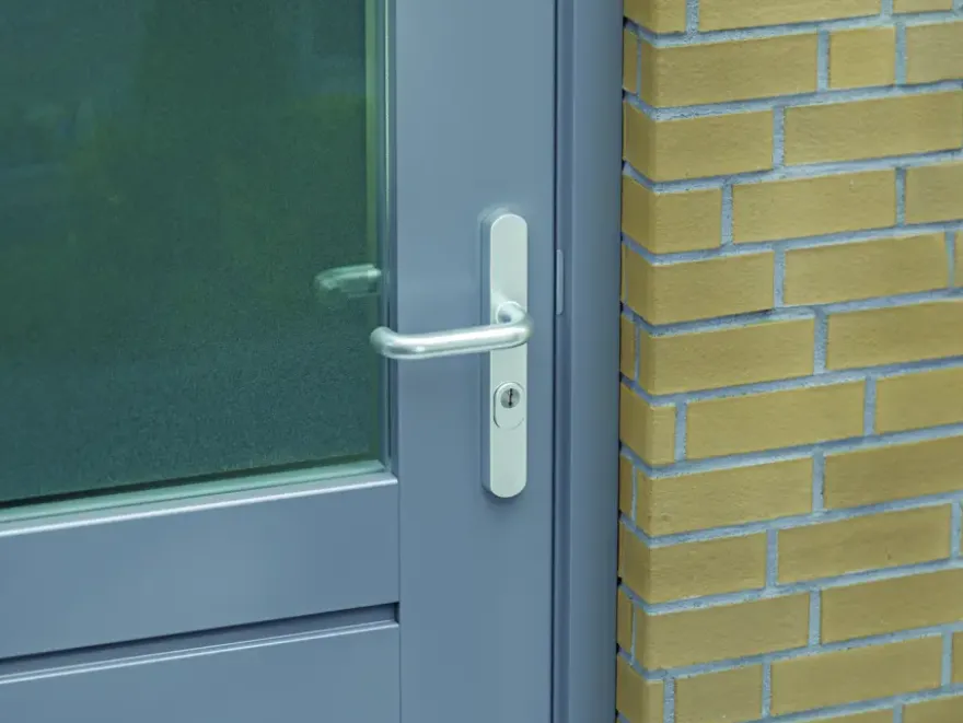 AXA veiligheidsbeslag Oval achterdeur aluminium smal schild met SKG 3-sterren 72 mm