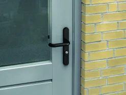 AXA veiligheidsbeslag Oval achterdeur zwart smal schild met SKG 3-sterren 92 mm