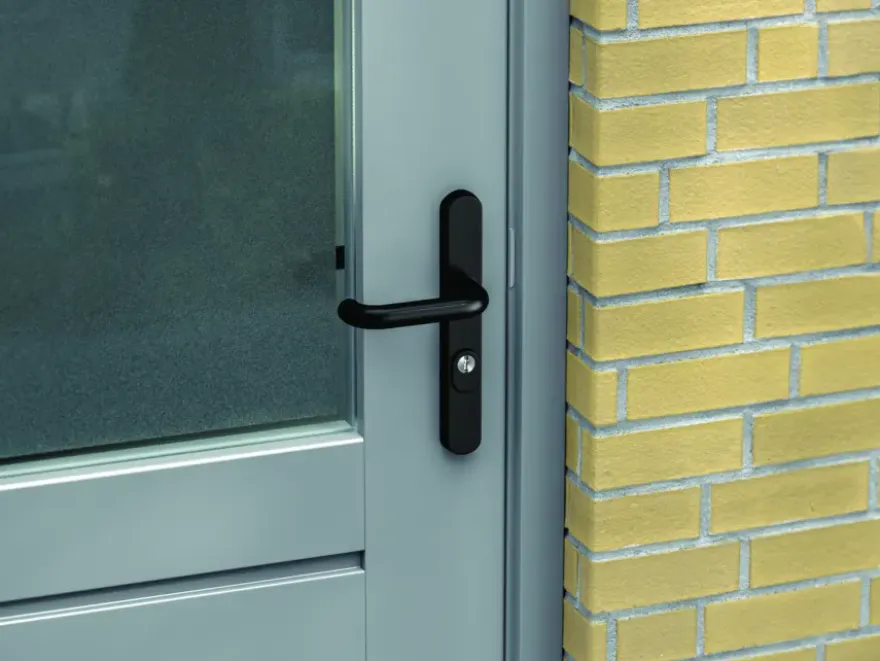 AXA veiligheidsbeslag Oval achterdeur zwart smal schild met SKG 3-sterren 92 mm
